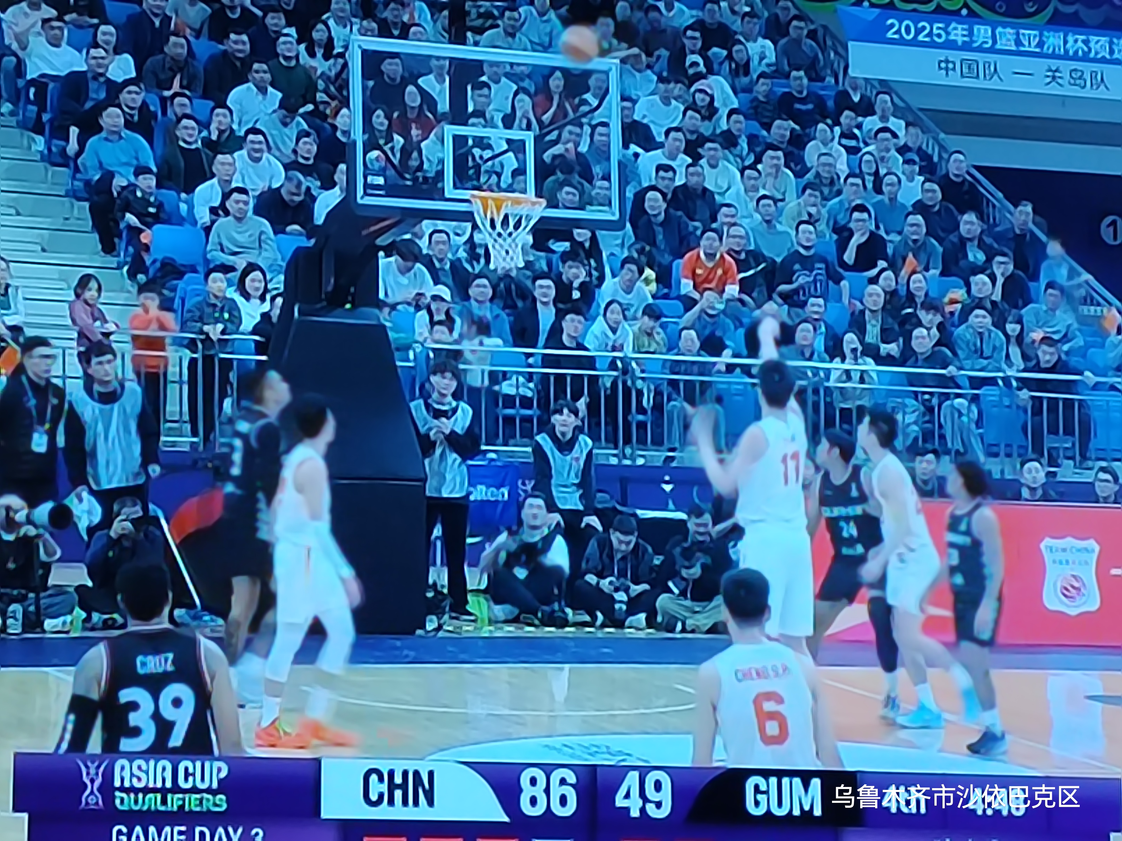 亚洲篮球比赛现场球迷尖叫不断