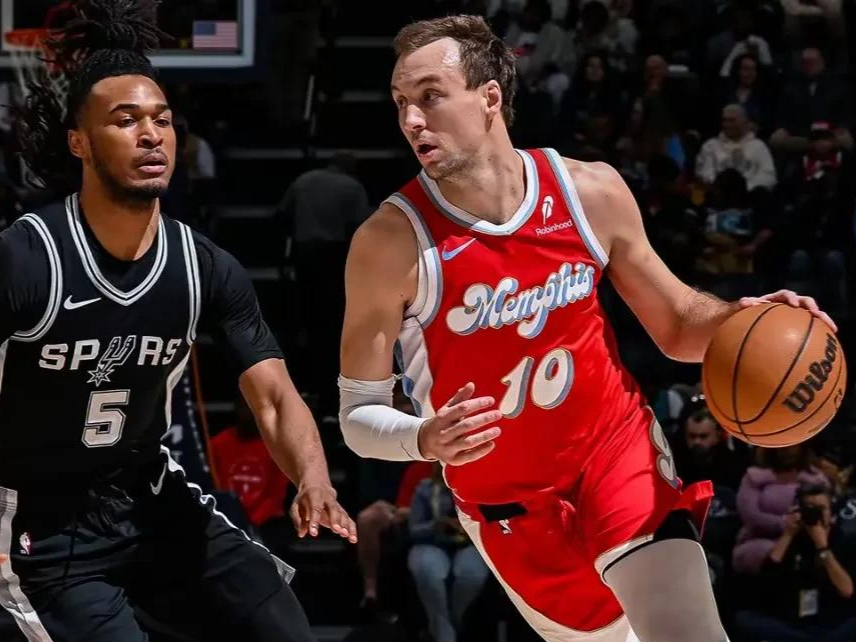 快船负于灰熊,战绩遭遇四连败 快船负于灰熊,战绩遭遇四连败