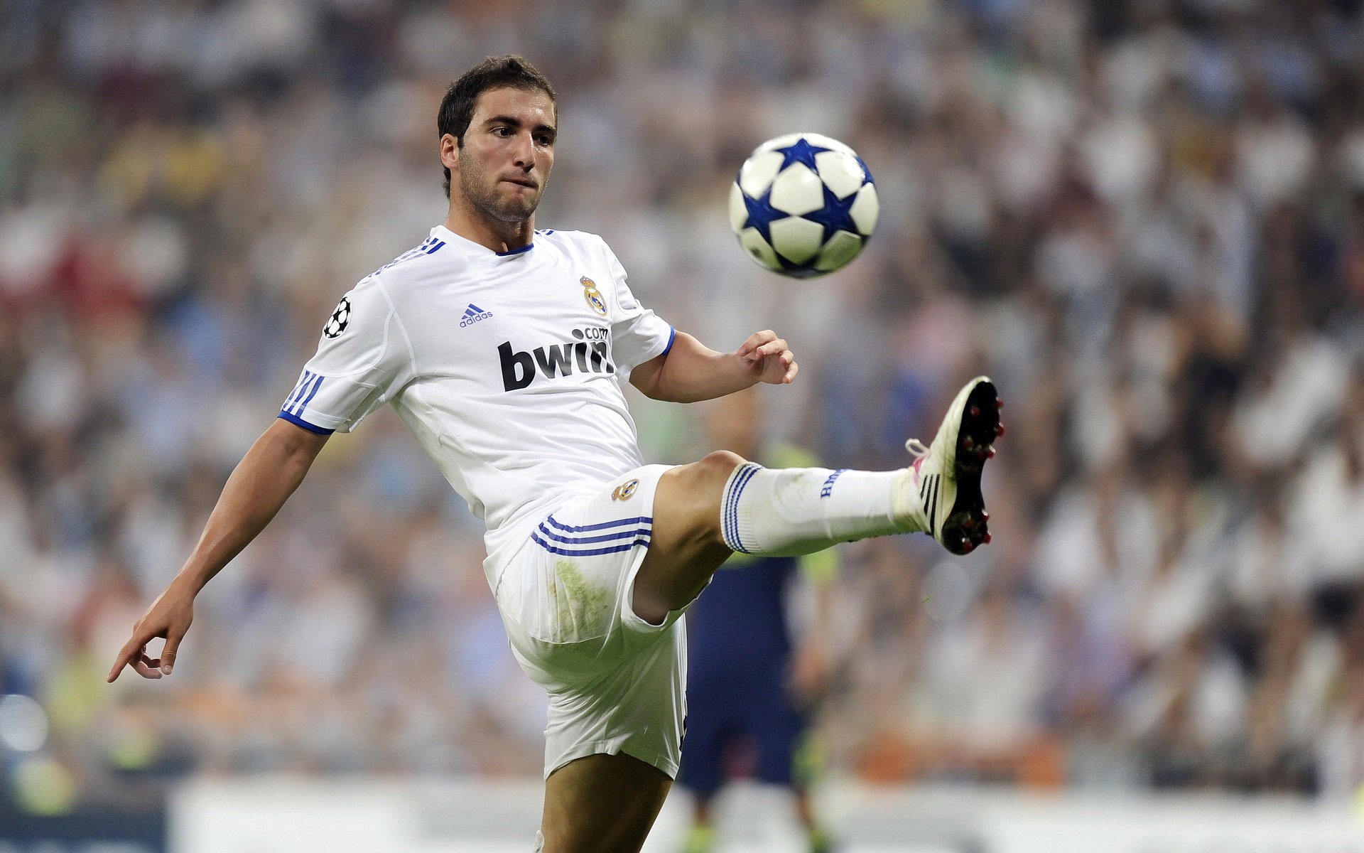 开云平台-绿茵闪电刺破暗夜，马丁内利无解奔袭引领欧冠史诗战役