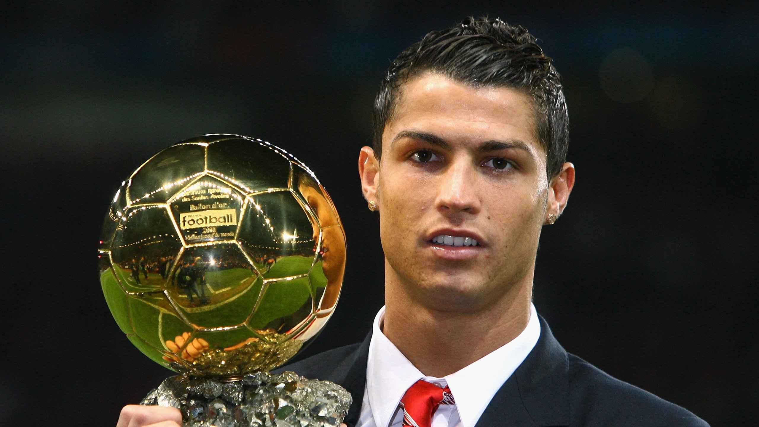 绿茵闪电刺破暗夜,马丁内利无解奔袭引领欧冠史诗战役