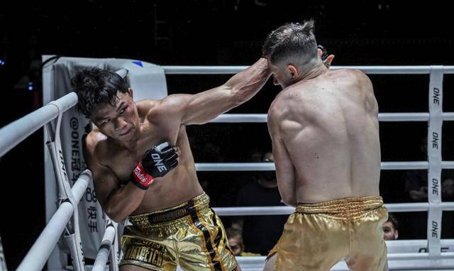 开云体育在线-意甲焦点战之夜，阿克关键回合不手软