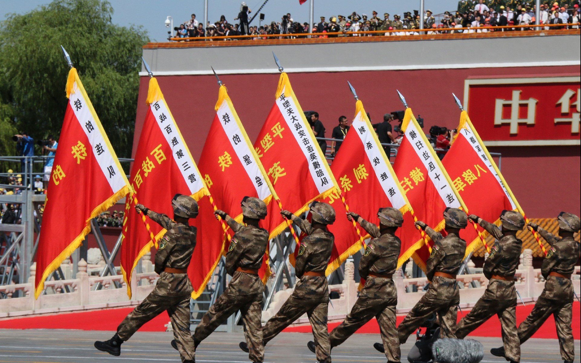 霍勒迪生涯里程碑闪耀，鹈鹕节奏掌控轻取北京队
